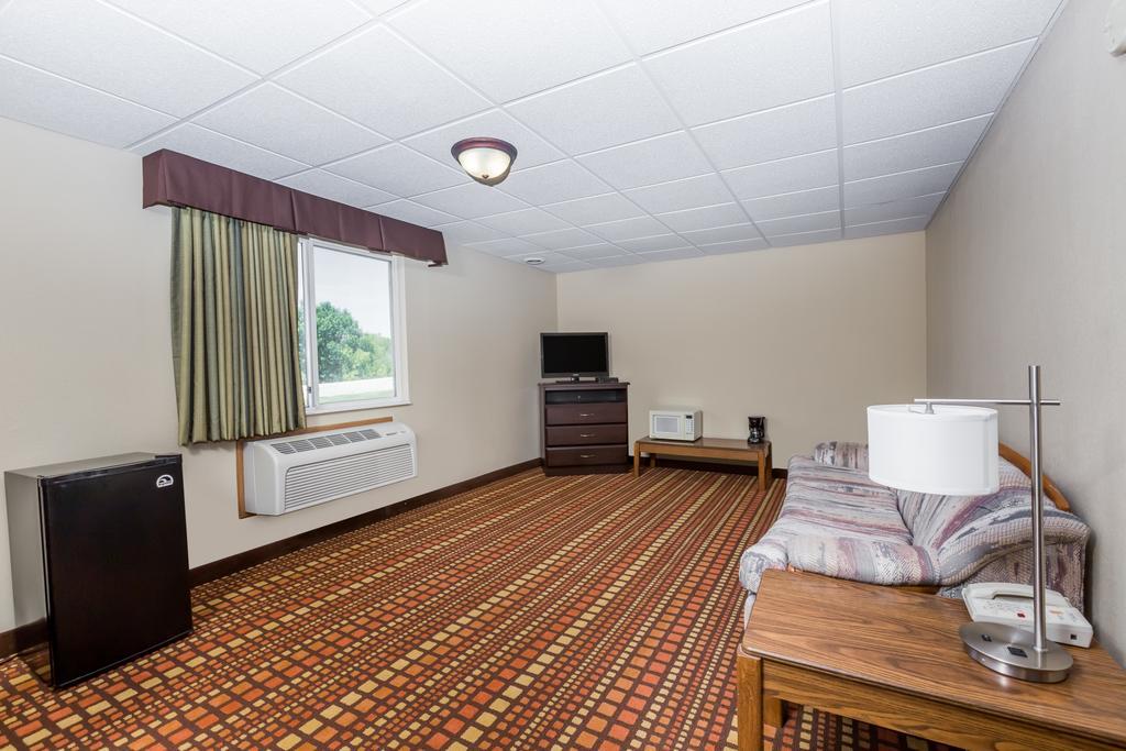 Super 8 By Wyndham Adair Ia Hotel Room photo